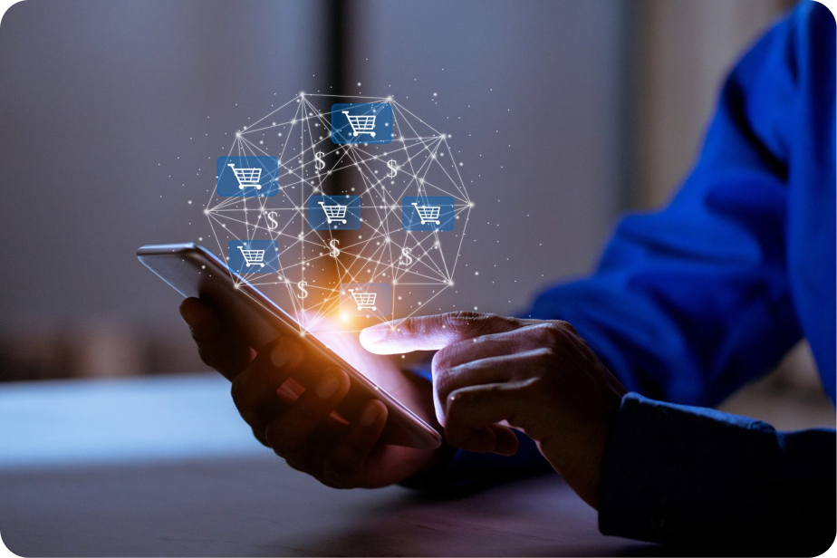 Ilustração de mãos segurando um tablet com ícones de carrinho de compras conectados por uma rede digital, representando conceitos de e-commerce e comércio eletrônico.