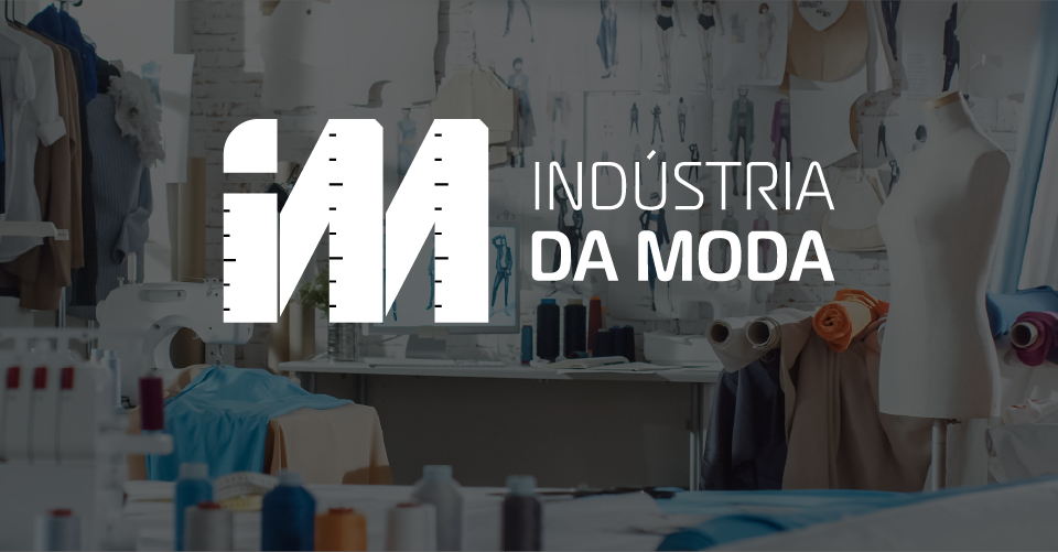 Banner com o texto “Indústria da Moda” sobre fundo ilustrativo de ateliê de costura.