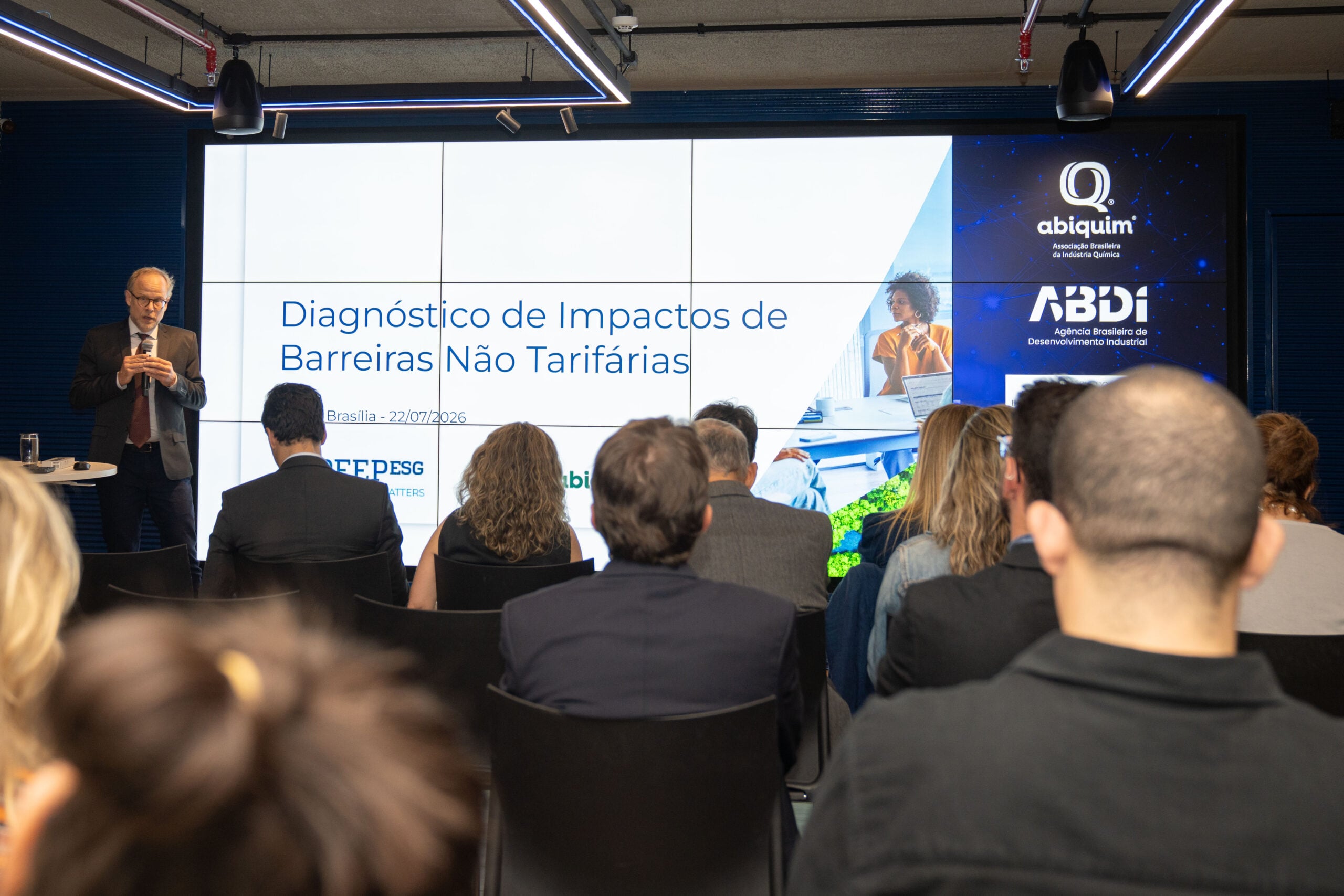 ABDI e Abiquim apresentam estudo sobre impactos das barreiras regulatórias na indústria química